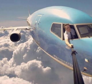 Selfie-stick_airplane_claudiamatarazzo
