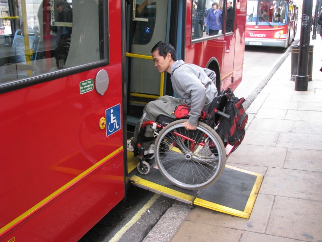 Ônibus-londrino-oferece-acessibilidade-para-cadeirantes-com-rampas-automaticas_claudia_matarazzo