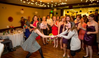 Numa festa de casamento, num amplo salão, duas mulheres brigam para pegar o buque da noiva. Enquanto as demais mulheres estão em volta sorrindo em ver essa cena.